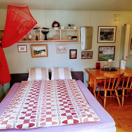 Summer Bedroom, Outside Toilet, Shower, Kitchen. 120 M From Sandbach. Bräcke Exterior foto